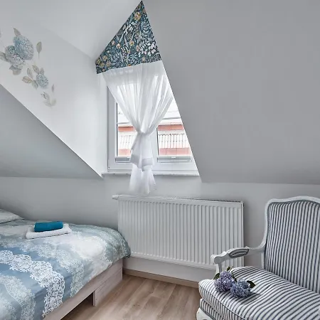 Apart House Plesia 3*